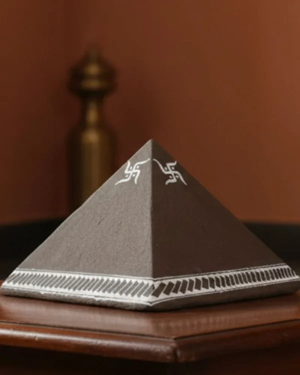 गोमय - वास्तु-दोष निवारक पिरामिड